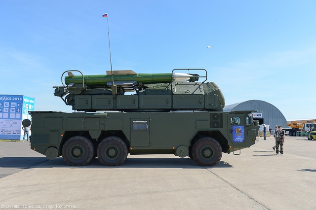 
Một tổ hợp Buk-M2E hoàn chỉnh bao gồm: 1 xe chỉ huy 9S510E, 1 xe radar định vị và phát hiện mục tiêu 9S18M1E, xe phóng tự hành mang radar 9A317E, xe radar chiếu xạ và dẫn đường tên lửa 9S36E (radar có thể nâng đến độ cao 21m), xe tiếp đạn kiêm xe phóng tự hành 9A316E.
