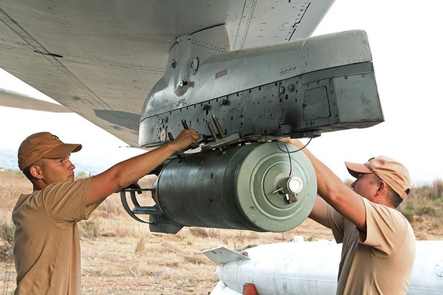 
Quân nhân Nga lắp bom OFAB-250-270 lên máy bay Su-24M.
