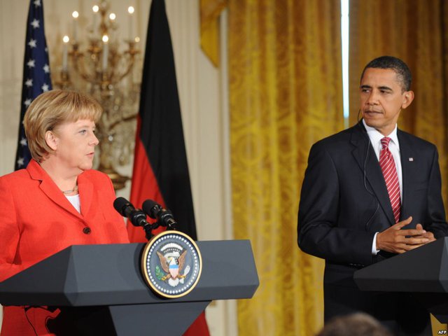 Thủ tướng Đức Angela Merkel và Tổng thống Mỹ Barack Obama trong cuộc họp báo tại Nhà Trắng sáng 9/2 (giờ địa phương). Ảnh: AP.