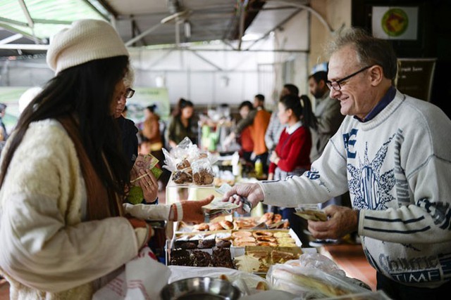  Gerard Gastel - người đàn ông Pháp này đã sống tại Việt Nam hơn 17 năm và đã kinh doanh tại “chợ tây” gần 3 năm. Ông làm bánh và rất tự hào với sản phẩm của mình.