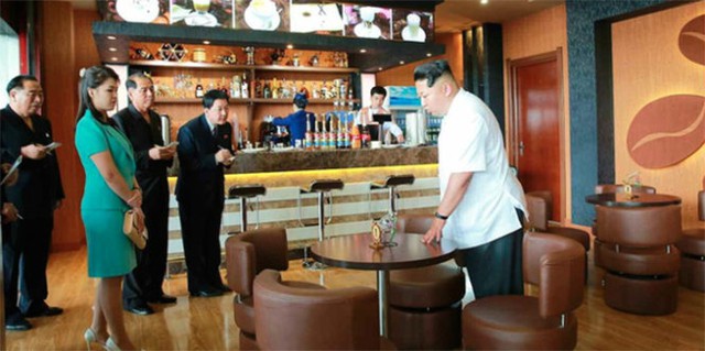Ông Kim Jong Un&nbsp;cùng phu nhân Ri Sol Ju thị sát một nhà hàng trong sân bay - Ảnh: CKNA