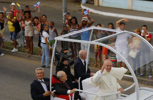 
 Giáo hoàng Francis chào người dân Cuba - Ảnh: AP

 
