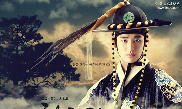 Vào vai vua Lee Hwon, mỹ nam Kim Soo Hyun đã thực sự “đốn ngã” trái tim của khán giả bởi vẻ đẹp lãng tử cùng nét diễn xuất thần của mình.