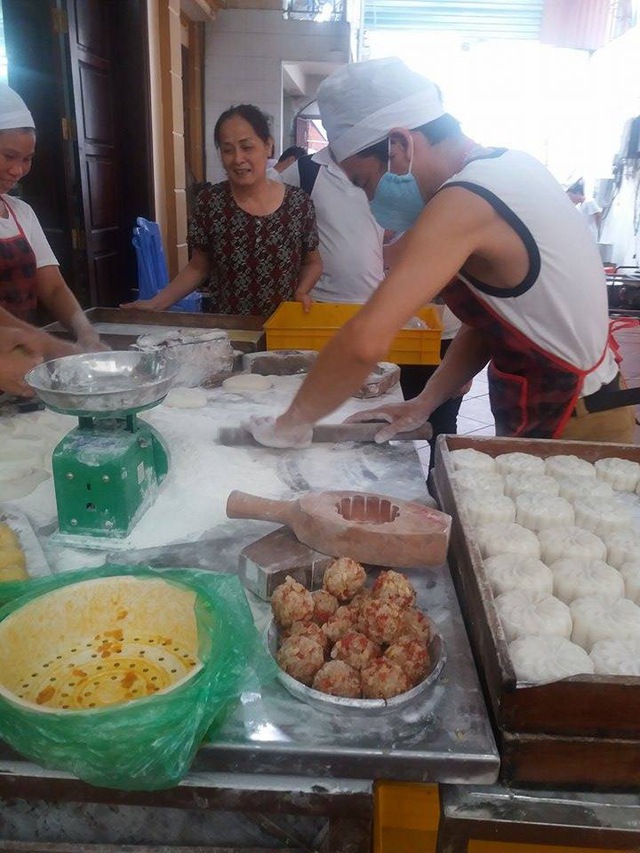 
 Nhân viên một xưởng sản xuất bánh trung thu tại Xuân Đỉnh, Từ Liêm, Hà Nội) “tay không nặn bánh” - vi phạm tiêu chuẩn ATVSTP.  
