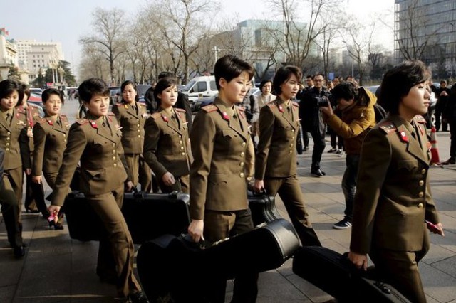 
Các thành viên trong nhóm nhạc Moranbong trên đường phố Bắc Kinh hôm 11-12. Ảnh: Reuters
