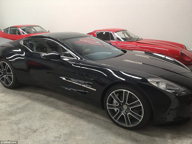  Bộ sưu tập này gồm 4 chiếc Aston Martin, 11 Ferrari, 4 Lamborghini, 5 Mercedes-Benz và 2 Porsche.