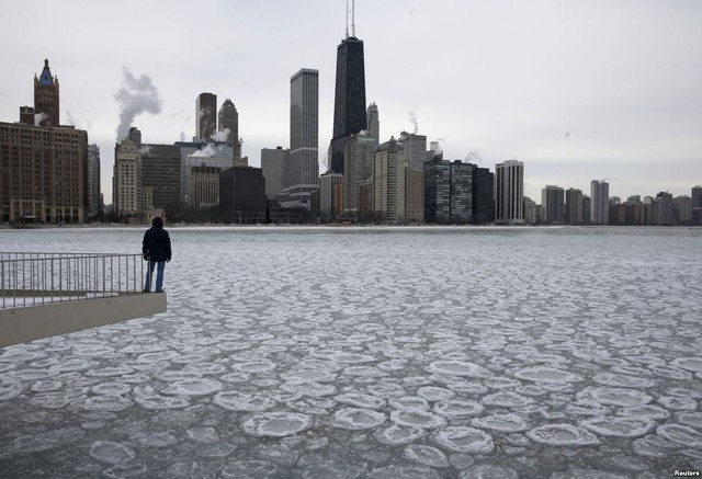 Người đàn ông ngắm mặt nước đóng băng trên hồ Michigan gần các tòa nhà chọc chời ở Chicago, Mỹ.