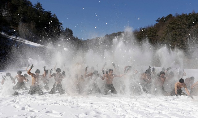 Lính đặc nhiệm Hàn Quốc cơi trần, tập luyện trên tuyết ở tỉnh Pyeongchang.