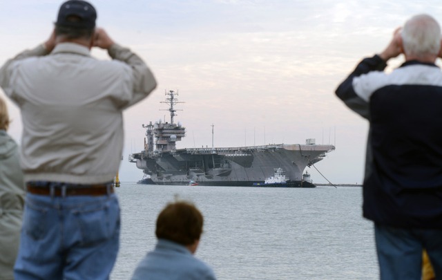 Mọi người ngắm nhìn tàu sân bay USS Constellation di chuyển qua đảo South Padre, bang Texas, Mỹ.