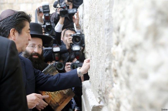 Thủ tướng Nhật Bản Shinzo Abe chạm tay lên bức tường Western Wall trong chuyến thăm tới thành phố Jerusalem.