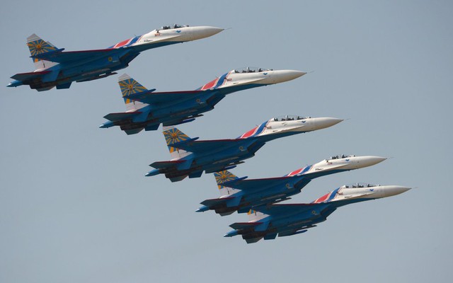 Đội bay nhào lộn Russkiye Vityazi (Hiệp sĩ Nga) của Không quân Nga được thành lập năm 1991 tại căn cứ không quân Kubinka gần thủ đô Moscow. Ban đầu, đội bay bao gồm 6 chiếc máy bay chiến đấu Su-27.