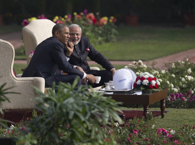 Tổng thống Mỹ Barack Obama và Thủ tướng Ấn Độ Narendra Modi ngồi thưởng thức cà phê trong khu vườn của tòa nhà quốc khách Hyderabad House ở New Delhi, Ấn Độ.