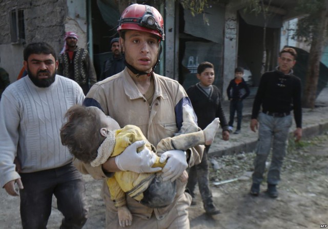 Nhân viên cứu hộ bế thi thể một em bé thiệt mạng trong cuộc không kích của quân đội chính phủ ở thành phố Aleppo, Syria.