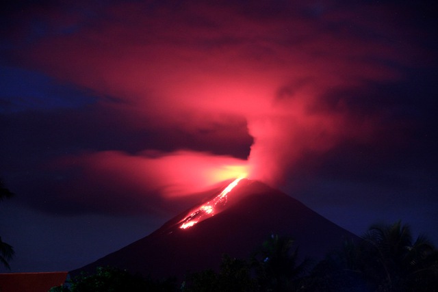 Núi lửa Soputan phun trào dung nham nóng gần Minahasa, Indonesia.