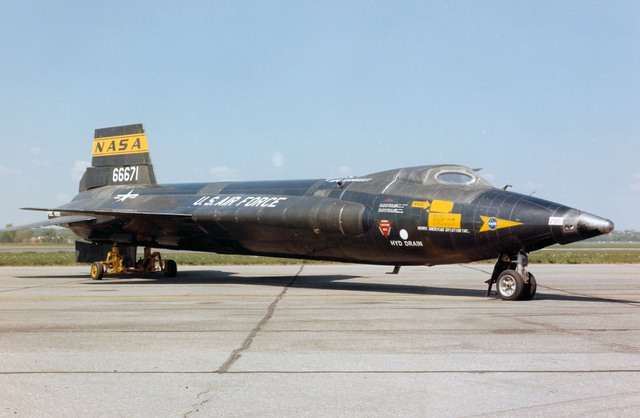 Trong những năm đầu thập niên 1960, X-15 thiết lập nhiều kỷ lục về tốc độ và độ cao (lên tới độ cao 100 km trong 2 lần riêng biệt năm 1963).