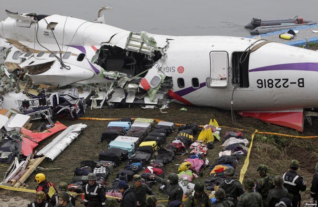 Xác của chiếc máy bay GE235 của hãng hàng không TransAsia Airways được vớt lên bờ sau khi hạ cánh xuống sông ở ngoại ô thành phố Đài Bắc, Đài Loan.