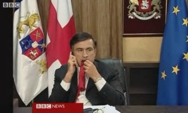 Ông Saakashvili nhai cà vạt trong lúc chờ phỏng vấn.