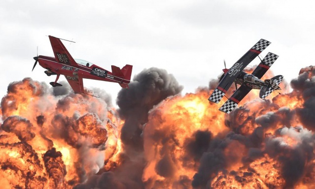 Phi công điều khiển máy bay nhào lộn trên khói lửa tại triển lãm hàng không quốc tế ở Lara, Australia.