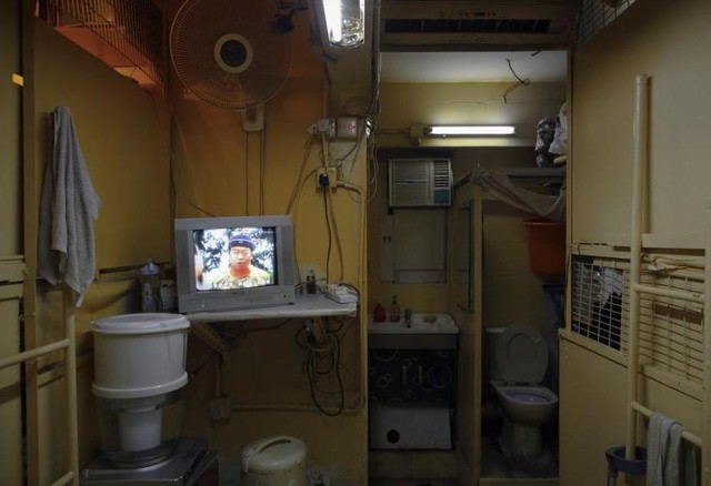 Thông thường tại khu vực sinh hoạt chung của các khu nhà trọ, đều được đặt một chiếc ti vi để chiếu phim. Để có thể tiết kiệm tiền thuê phòng mà vẫn được ở khu vực trung tâm Hồng Kông, rất nhiều người chọn những căn phòng nhỏ như “quan tài” hay “tủ giày” như thế này để sống.