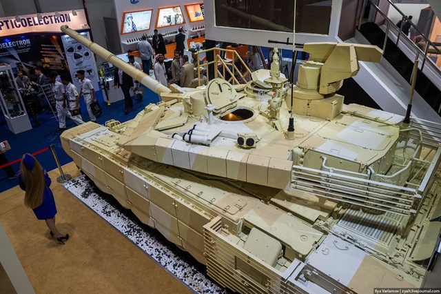 Siêu tăng nâng cấp T-90MS thích nghi với môi trường tác chiến sa mạc đã được công ty UVZ (Nga) mang tới triển lãm IDEX-2015 với hy vọng tìm kiếm khách hàng Trung Đông.