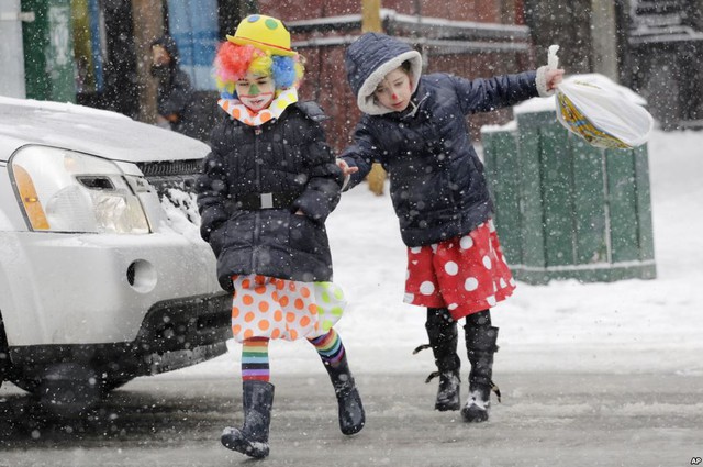 Các bé gái thích thú đi dưới mưa tuyết tại khu Brooklyn ở New York, Mỹ.