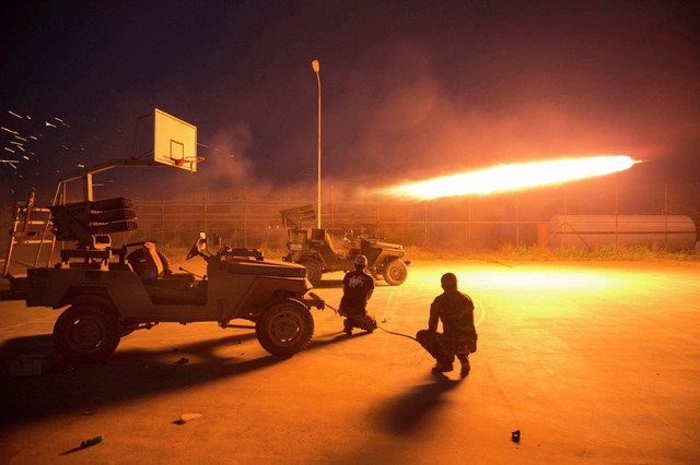 Các chiến binh Hồi giáo dòng Shiite phóng tên lửa nhằm vào phiến quân Nhà nước Hồi giáo (IS) ở tỉnh Salahuddin, Iraq.