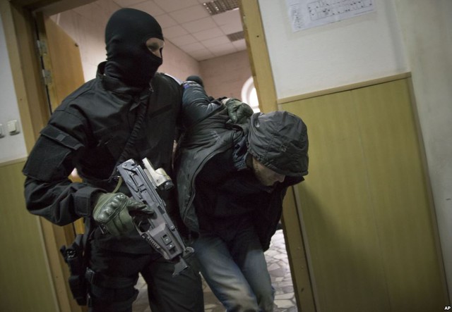 Cảnh sát hộ tống người đàn ông, được cho là 1 trong 5 nghi phạm giết cựu Phó thủ tướng Nga Boris Nemtsov, tại một phòng tòa án ở thủ đô Moscow.
