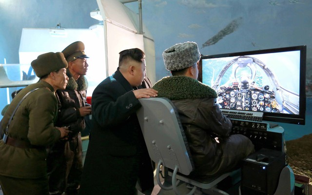 Nhà lãnh đạo Triều Tiên Kim Jong Un xem một phi công huấn luyện trên mô hình máy bay chiến đấu khi tới thăm đơn vị Phòng không và không quân 1016 của quân đội nước này tại thủ đô Bình Nhưỡng.