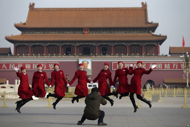 Các lễ tân phục vụ đại biểu quốc hội Trung Quốc, tranh thủ chụp ảnh trên quảng trường Thiên An Môn ở thủ đô Bắc Kinh.