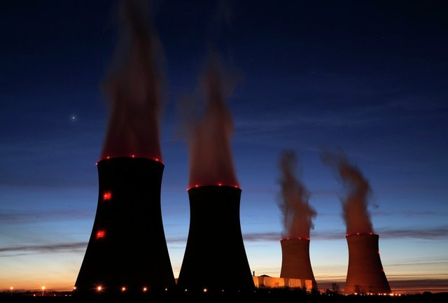 Hơi nước bốc lên trong đêm từ các tháp làm mát của nhà máy điện hạt nhân Electricite de France ở Dampierre-en-Burly, Pháp.
