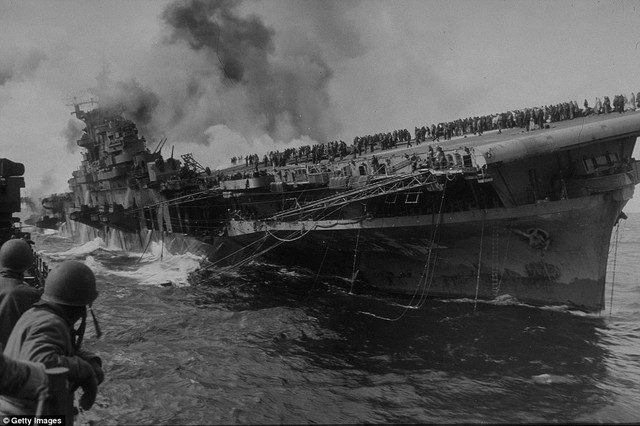 Tàu tuần dương USS Santa Fe bên cạnh tàu sân bay USS Franklin lớp Essex sau khi Franklin bị tấn công bởi một chiếc máy bay ném bom bổ nhào của Nhật Bản, khiến 724 thủy thủ thiệt mạng vào tháng 3/1945.