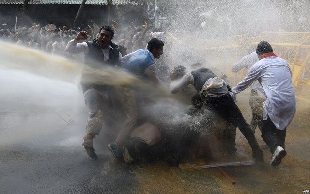 Cảnh sát sử dụng vòi rồng phun nước để giải tán người biểu tình phản đối chính phủ ở New Delhi, Ấn Độ.
