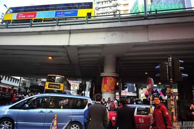 Causeway Bay là nơi tập trung đông người vào bậc nhất tại đặc khu hành chính Hồng Kông. Tại đây, đặc biệt là khu vực cầu Nga Cảnh, các dịch vụ “đánh kẻ tiểu nhân” diễn ra hết sức nhộn nhịp.