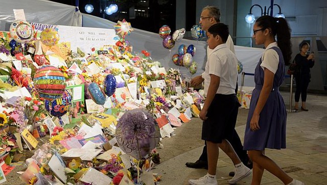 Người dân Singapore đặt hoa và những tin nhắn bày tỏ sự thương tiếc với ông Lý Quang Diệu.