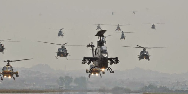 Các loại trực thăng của Lục quân Pakistan tham gia duyệt binh.