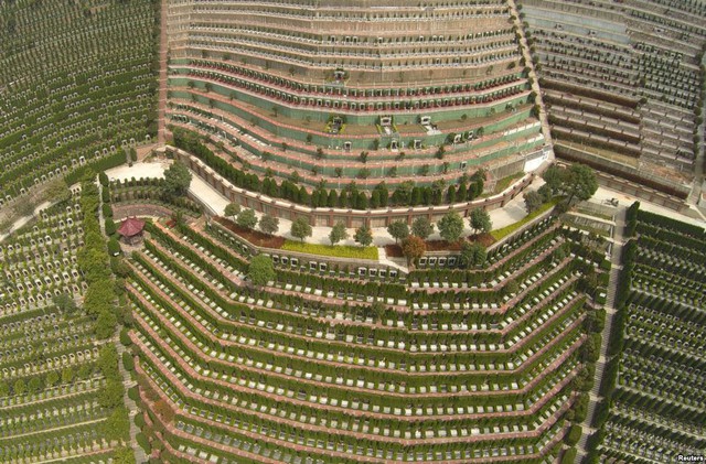 Hình ảnh chụp từ trên cao của một nghĩa trang trước lễ Thanh minh tại thành phố Hàng Châu, Trung Quốc.