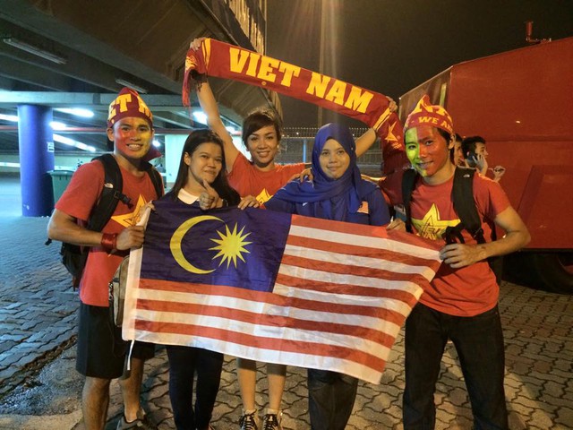 Hoàng Yến (giữa) và 2 thành viên VFS (2 bên) chụp ảnh với 2 fan nữ Malaysia
