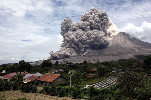 Tro bụi bốc lên từ miệng núi lửa Sinabung ở Tiga Serangkai, Bắc Sumatra, Indonesia.