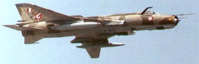 Su-22M5 của Không quân Peru với cánh cố định và cần tiếp dầu trên không