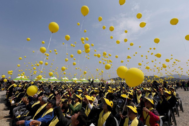 Mọi người thả bóng bay màu vàng trong lễ tưởng niệm các nạn nhân phà Sewol tại Nam Jeolla, Hàn Quốc.