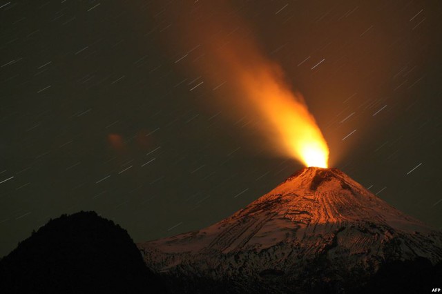 Dung nham phun trào thắp sáng bầu trời đêm trên đỉnh núi lửa Villarrica gần thành phố Pucon, Chile.