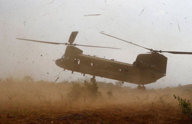 Máy bay trực thăng CH-47 của quân đội Mỹ hạ cánh trong cuộc tập trận chung Balikatan với binh sĩ Philippines tại một căn cứ quân sự ở Fort Magsaysay, Nueva Ecija, Philippines.