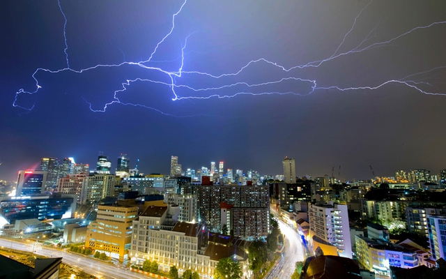 Sét đánh sáng lóa bầu trời đêm ở Singapore.