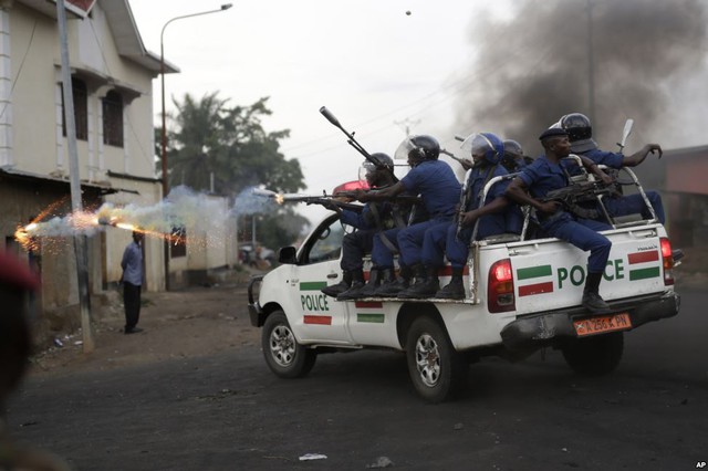Cảnh sát chống bạo động bắn đạn hơi cay để giải tán người biểu tình ở Bujumbura, Burundi.