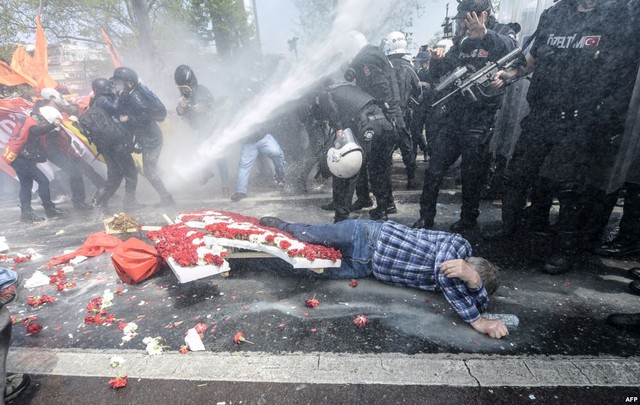 Một người đàn ông nằm trên đường khi cảnh sát phun vòi rồng để giải tán người biểu tình gần quảng trường Taksim, Istanbul, Thổ Nhĩ Kỳ.