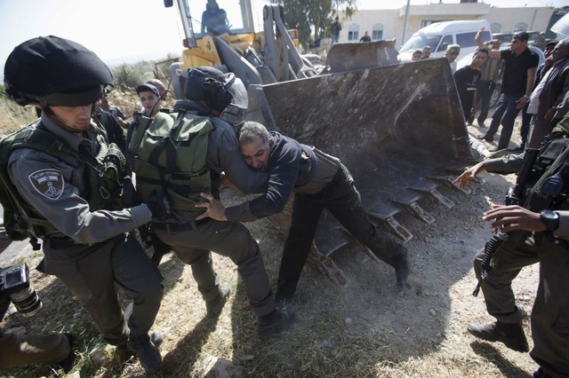 Cảnh sát biên giới Israel hỗn chiến với người biểu tình Palestine tại ngôi làng Soba gần thành phố Hebron, Bờ Tây.