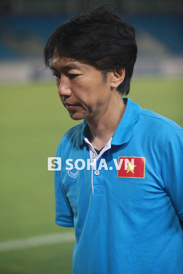 HLV Miura thừa nhận hơi... mệt khi chạy sô giữa ĐTQG và U23 Việt Nam