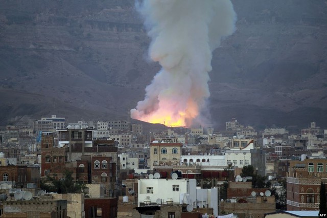 Cột khói bốc lên từ kho đạn trên núi Noqum ở ngoại ô thành phố Sanaa, Yemen, sau khi bị không kích bởi liên quân do Ả-rập Xê-út đứng đầu.