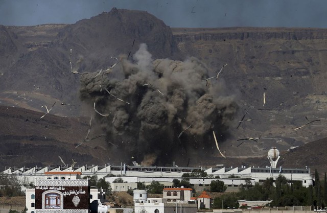 Một cuộc không kích trúng vào căn cứ quân sự do phiến quân Houthi kiểm soát tại thủ đô Sanaa, Yemen.