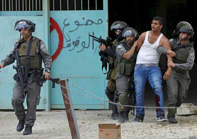 Cảnh sát biên giới Israel bắt giữ một người biểu tình Palestine bị thương trong cuộc đụng độ tại thành phố Bethlehem, Bờ Tây.